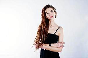 Studio-Shooting von Mädchen in Schwarz mit Dreads auf weißem Hintergrund. foto