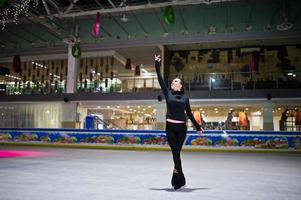 Eiskunstläuferin auf der Eisbahn. foto