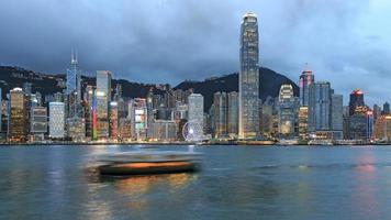 Hong Kong Island von Kowloon in der Abenddämmerung foto