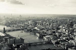 getönte Luftaufnahme der Themse von London und der Stadt foto