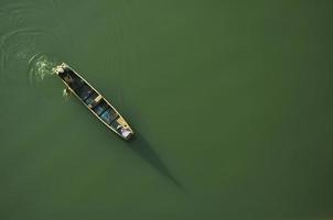Boot auf dem grünen Fluss