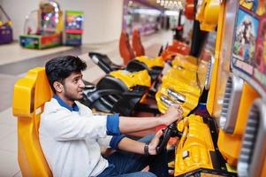 Asiate konkurrieren auf Speed Rider Arcade Game Racing Simulator-Maschine. foto