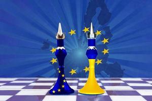 zwei schachkönige auf einem schachbrett in den farben der ukrainischen und europäischen flaggen vor dem hintergrund einer karte der europäischen union. Konzept kommen Sie zu uns. Ukraine innerhalb der Europäischen Union. foto