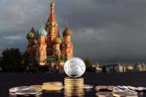 Neue Münze des russischen Rubels auf dem Hintergrund von Moskau, weicher, unscharfer Hintergrund. foto