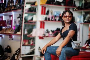 afroamerikanische Frau, die im Schuhgeschäft einkauft. foto