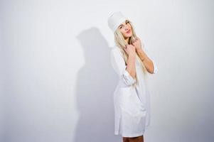 attraktive blonde Ärztin oder Krankenschwester im Laborkittel isoliert auf weißem Hintergrund. foto