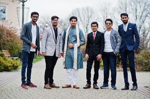 Gruppe von sechs südasiatischen Indianern in traditioneller Freizeit- und Geschäftskleidung. foto