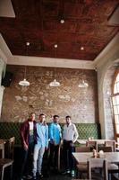 Gruppe von vier südasiatischen Männern bei Geschäftstreffen im Café gestellt. Indianer unterhalten sich. foto