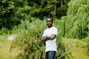 afrikanischer Freiwilliger im Park. afrika-freiwilligenarbeit, wohltätigkeit, menschen und ökologiekonzept. foto