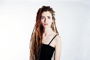 Studio-Shooting von Mädchen in Schwarz mit Dreads auf weißem Hintergrund. foto