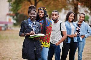 Reihe von afrikanischen College-Studenten der Gruppe fünf, die gemeinsam Zeit auf dem Campus des Universitätshofs verbringen. Schwarze Afro-Freunde studieren. Thema Bildung. foto
