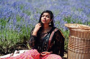 schöne indische Mädchen tragen Saree Indien traditionelles Kleid in lila Lavendelfeld. foto