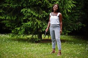 afroamerikanerfrau im freien mit rosenkranz zur hand. Konzept für Glaube, Spiritualität und Religion. foto