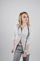 blonde sexy Arzt Krankenschwester mit Stethoskop isoliert auf weißem Hintergrund. foto