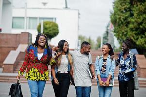 Gruppe von fünf afrikanischen College-Studenten, die gemeinsam Zeit auf dem Campus des Universitätshofs verbringen. Schwarze Afro-Freunde studieren. Thema Bildung. foto