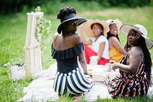 gruppe afroamerikanischer mädchen, die geburtstagsfeier im freien mit dekor feiern. foto