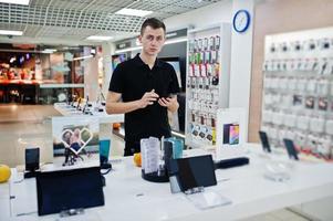 verkäufer mann handy professioneller berater im tech store oder shop. foto