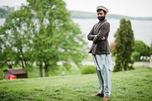 Bart Afghanistan Mann trägt Pakol Hut und Jacke. foto