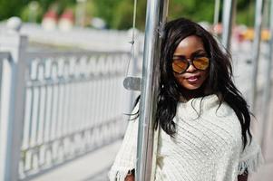 afroamerikanisches Mädchen mit Sonnenbrille posierte im Freien. modische schwarze Frau. foto