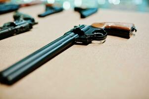 Nahaufnahme von Revolverpistolen auf dem Schießstand. foto