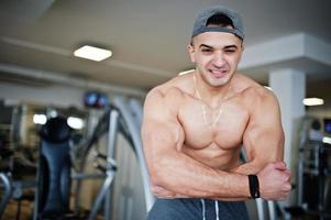 Fitter und muskulöser arabischer Mann, der im Fitnessstudio trainiert. foto