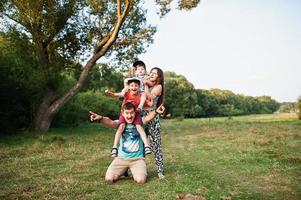 glückliche junge Familie foto