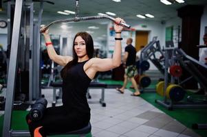 junge sportmädchen trainieren im fitnessstudio. Fitness-Frau macht Übungen. foto