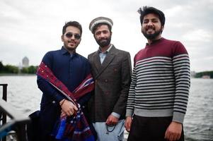 Gruppe pakistanischer Männer, die traditionelle Kleidung Salwar Kameez oder Kurta tragen. foto