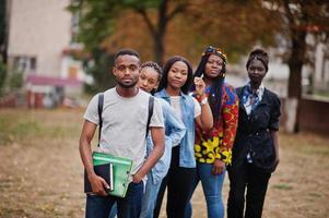 Reihe von afrikanischen College-Studenten der Gruppe fünf, die gemeinsam Zeit auf dem Campus des Universitätshofs verbringen. Schwarze Afro-Freunde studieren. Thema Bildung. foto