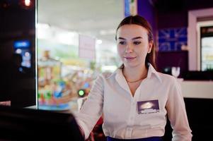 Kellnermädchen, das mit POS-Terminal oder Kasse im Café arbeitet. menschen und servicekonzept foto