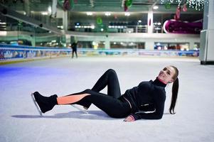 Eiskunstläuferin auf der Eisbahn. foto