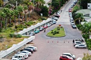 antenne von parkenden autos in bodrum, türkei-erholungsort. foto