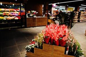 Blumenladen mit bunten Blumen im Supermarkt. foto