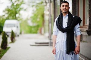 traditionelle kleidung indisches pakistan männliches porträt. foto