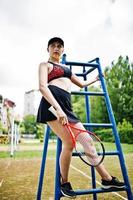 schöne sportfrau tennisspielerin mit schläger im sportbekleidungskostüm. foto