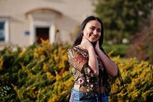 hübsches latino model mädchen aus ecuador wear auf jeans auf der straße gestellt. foto