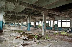 industrieller innenraum einer alten verlassenen fabrik.