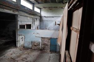 industrieller innenraum einer alten verlassenen fabrik. foto