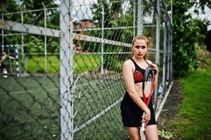 schöne sportfrau tennisspielerin mit schläger im sportbekleidungskostüm. foto