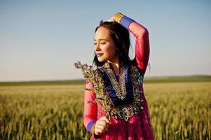 zartes indisches mädchen im saree, mit violetten lippen, die bei sonnenuntergang auf dem feld posierten. modisches Indien-Modell. foto