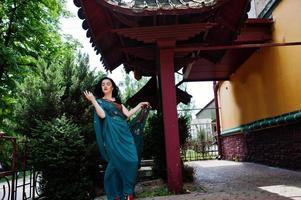 Porträt des schönen indischen Brumette-Mädchens oder des hinduistischen Frauenmodells gegen japanisches traditionelles Haus. foto