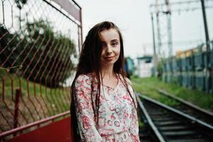 Lifestyle-Porträt eines jungen Mädchens, das auf dem Bahnhof posiert. foto