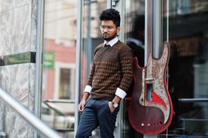 Porträt einer jungen stilvollen indischen Mann-Model-Pose auf der Straße. foto
