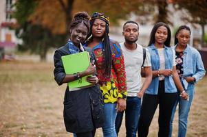 Reihe von afrikanischen College-Studenten der Gruppe fünf, die gemeinsam Zeit auf dem Campus des Universitätshofs verbringen. Schwarze Afro-Freunde studieren. Thema Bildung. foto