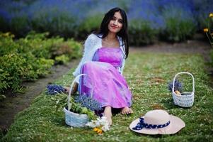 schöne indische Mädchen tragen Saree Indien traditionelles Kleid in lila Lavendelfeld. foto