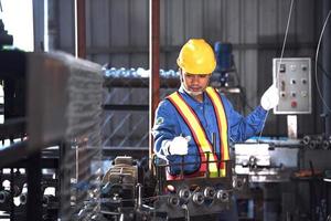 Herstellung von Rollmaschen mit Metallmaschenwebmaschine foto