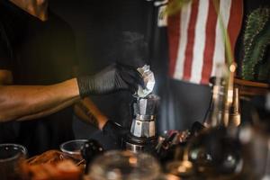 gießen Sie Kaffee von Hand aus Moka Pot Coffee. Café in Asien. foto
