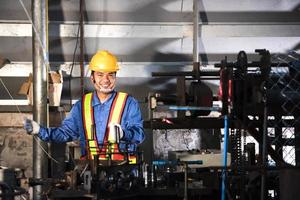 Herstellung von Rollmaschen mit Metallmaschenwebmaschine foto