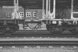 ein Güterzug in einem Bahnhof foto