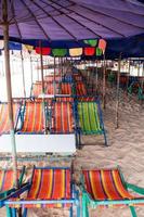 farbenfrohes Tagesbett und Sonnenschirm aus Segeltuch foto